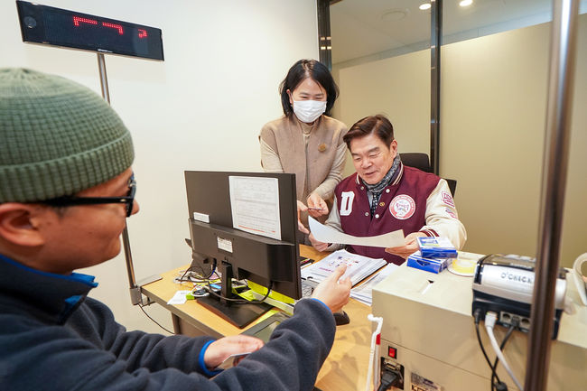 지난 24일 래미안라그란데 현장민원실을 찾은 이필형 동대문구청장이 주민들을 맞이하고 있다