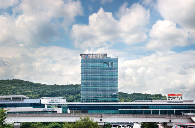 용인특례시(시장 이상일)는 혼자 병원을 방문하기 어려운 70세 이상 어르신을 위한 `고령 어르신 동행 서비스`를 시행한다고 4일 밝혔다.