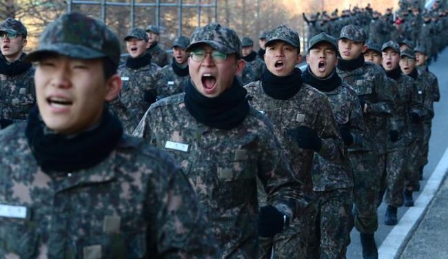 현역 병사를 대상으로 진행된 국방일보 3월 병영차트 설문결과, MZ병사들이 가장 사랑하는 군가 1~3위는 `푸른 소나무` `전선을 간다` `전우` 순으로 조사됐다. 사진은 훈련병들이 힘차게 군가를 부르며 뜀걸음하는 모습. 국방일보 제공