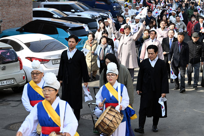 안산시(시장 이민근)는 이민근 안산시장이 안산초등학교(수암동 소재)와 3 · 1 운동 기념탑에서 각계각층의 시민 400여 명과 함께 제106주년 3.1절 기념행사를 개최했다고 1일 밝혔다.
