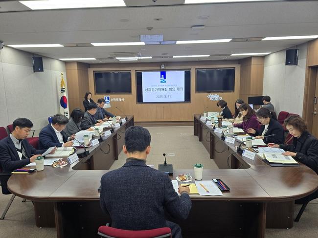 수원시는 11일 시청 영상회의실에서 `2024년도 음식물류 폐기물 발생억제 성과평가위원회`를 열었다.