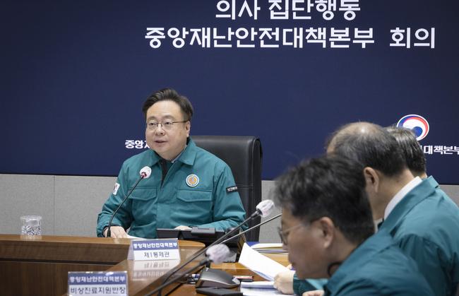 정부는 14일 오전 8시 30분 서울청사에서 의사 집단행동 대응을 위한 중앙재난안전대책본부(중대본) 제92차 회의를 개최하고, 비상진료체계 운영 현황과 의료개혁 추진 방향을 논의했다.