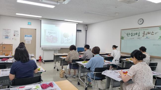 서울 서초구(구청장 전성수)가 주민들의 기후감수성을 높이고 주도적인 친환경 행동을 이끌어내기 위해 다양한 환경교육프로그램을 운영한다고 25일 밝혔다.