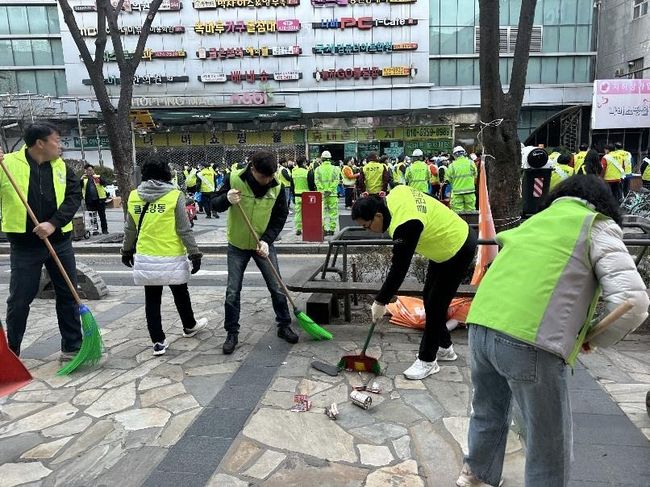 강동구(이수희 구청장)가 3월 10일부터 31일까지 `봄맞이 대청소`를 추진한다고 밝혔다.