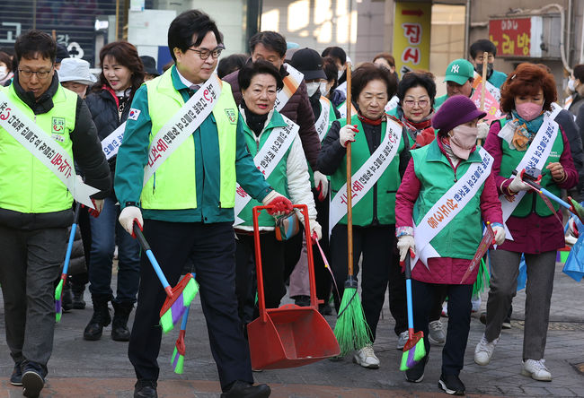 박일하 동작구청장이 지난 19일 상도3동 일대에서 구민들과 함께 `봄맞이 합동 대청소`를 하고 있다.