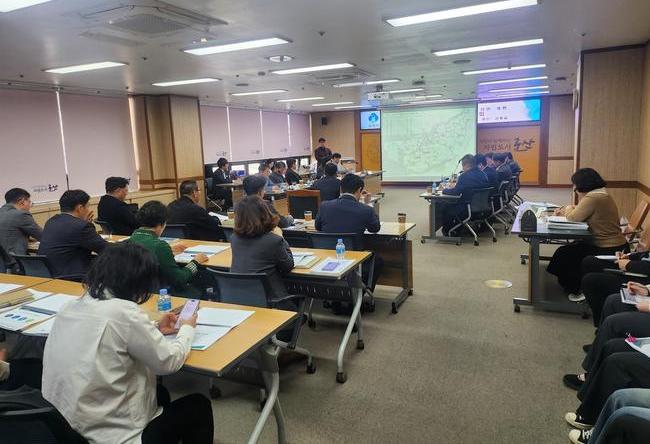 군산시는 지난 7일 시민의 교통편의 개선과 이용률 제고를 위한 `군산시 시내버스 노선체계 전면 개편 용역` 착수보고회를 개최했다고 밝혔다.