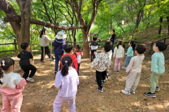 유아숲 체험원에서 어린이들이 체험 활동을 하고 있다.