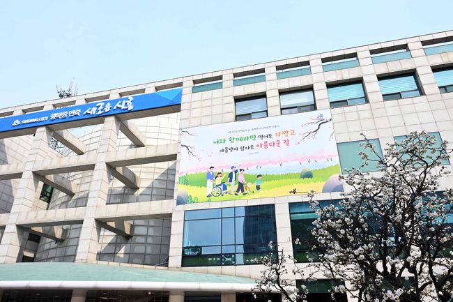 시흥시(시장 임병택)는 오는 5월 2일부터 관내 취업준비 청년들의 능력개발을 지원하는 어학ㆍ자격시험 응시료 지원 사업을 추진한다.