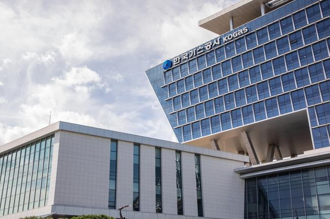 한국가스공사(사장 최연혜)가 4월 1일부터 전국 6개 지역(대구 · 경기 · 강원 · 충남 · 전북 · 경북)에서 사회복지시설과 저소득 가구를 대상으로 `2025년 열효율 개선 사업`을 시행한다고 밝혔다.