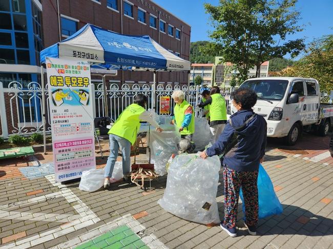관악구(구청장 박준희)가 주민 주도의 재활용 활성화를 위해 오는 17일(목)부터 `에코투모로우` 투명페트병 유가보상제를 본격 운영한다.