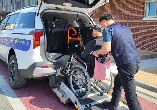 충청북도 광역이동지원센터가 운영하는 일명 교통약자콜택시(특별교통수단)의 이용객 평균 승차대기(배차요청 · 승차완료 기준) 시간이 작년(2024년) 기준 전국 9개도 중 가장 빠른 19.3분을 기록했다.