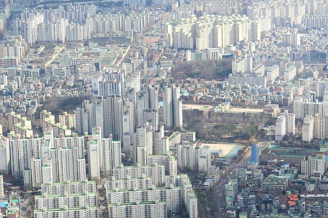 저출산고령사회위원회(부위원장 주형환)는 신혼 · 출산 · 다자녀 가구의 주거안정을 저출산 대응의 핵심과제로 꼽고, 중앙정부와 지자체가 함께 추진하는 `맞춤형 주거정책`의 전국 확산에 나섰다.