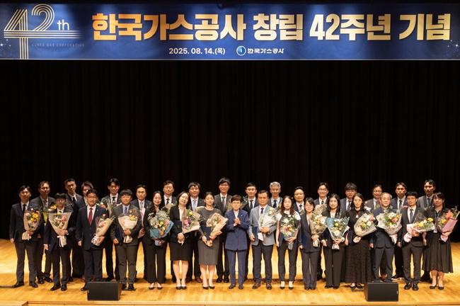 한국가스공사(사장 최연혜)는 8월 14일 대구 본사에서 창립 42주년 기념식을 개최했다고 밝혔다.