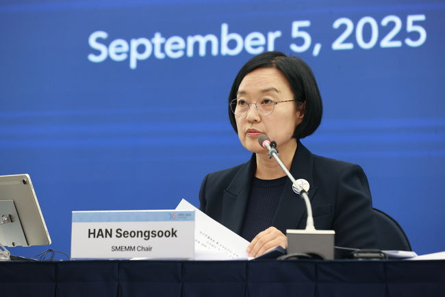 한성숙 중소벤처기업부 장관이 5일 제주 국제컨벤션센터(ICC)에서 열린 `제31차 APEC 중소기업 장관회의`를 마치고 기자 회견을 하고 있다.