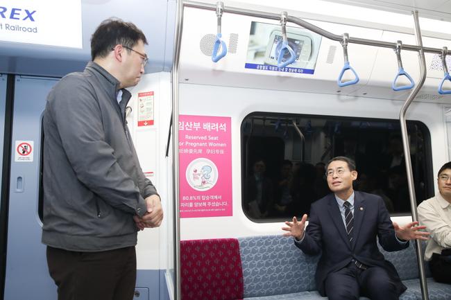 강희업 국토교통부 2차관이 공항철도의 혼잡도 완화를 위해 도입되는 신규 전동차의 준비 상황을 직접 점검했다.