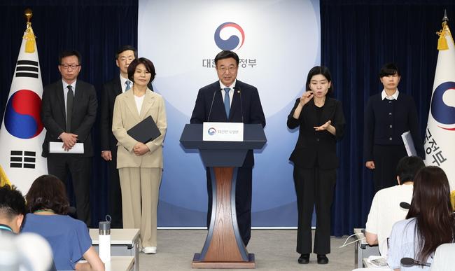 윤호중 행정안전부 장관이 7일 오후 서울 종로구 정부서울청사 브리핑룸에서 `정부조직 개편방안` 관련한 브리핑을 하고 있다.