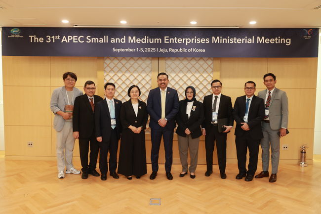 한성숙 중소벤처기업부 장관이 4일 제주 국제컨벤션센터(ICC)에서 인도네시아 중기부 장관을 만나 면담 후 기념 촬영을 하고 있다.