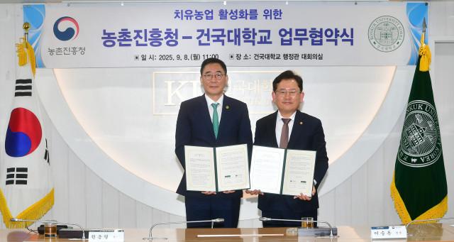 왼쪽부터 건국대학교 원종필 총장과 농촌진흥청 이승돈 청장이 업무협약식에서 기념 촬영을 하고 있다